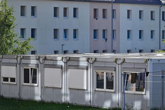 Wohncontainer stehen auf einem Gelände mit Erstaufnahme-Einrichtungen (Symbolbild): In NRW sollen 3.000 Aufnahmeplätze für Geflüchtete entstehen.