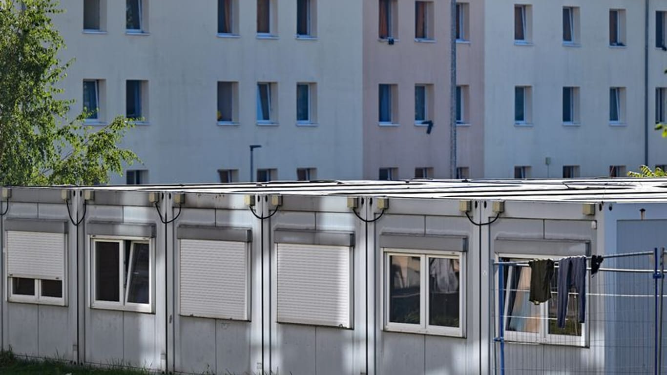 Wohncontainer stehen auf einem Gelände mit Erstaufnahme-Einrichtungen (Symbolbild): In NRW sollen 3.000 Aufnahmeplätze für Geflüchtete entstehen.