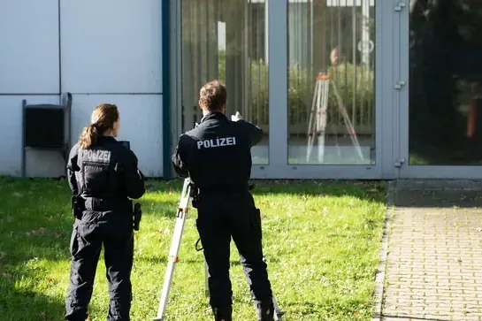 Brandursachenermittler der Polizei (Archivbild): Sie stehen vor der Flüchtlingsunterkunft.