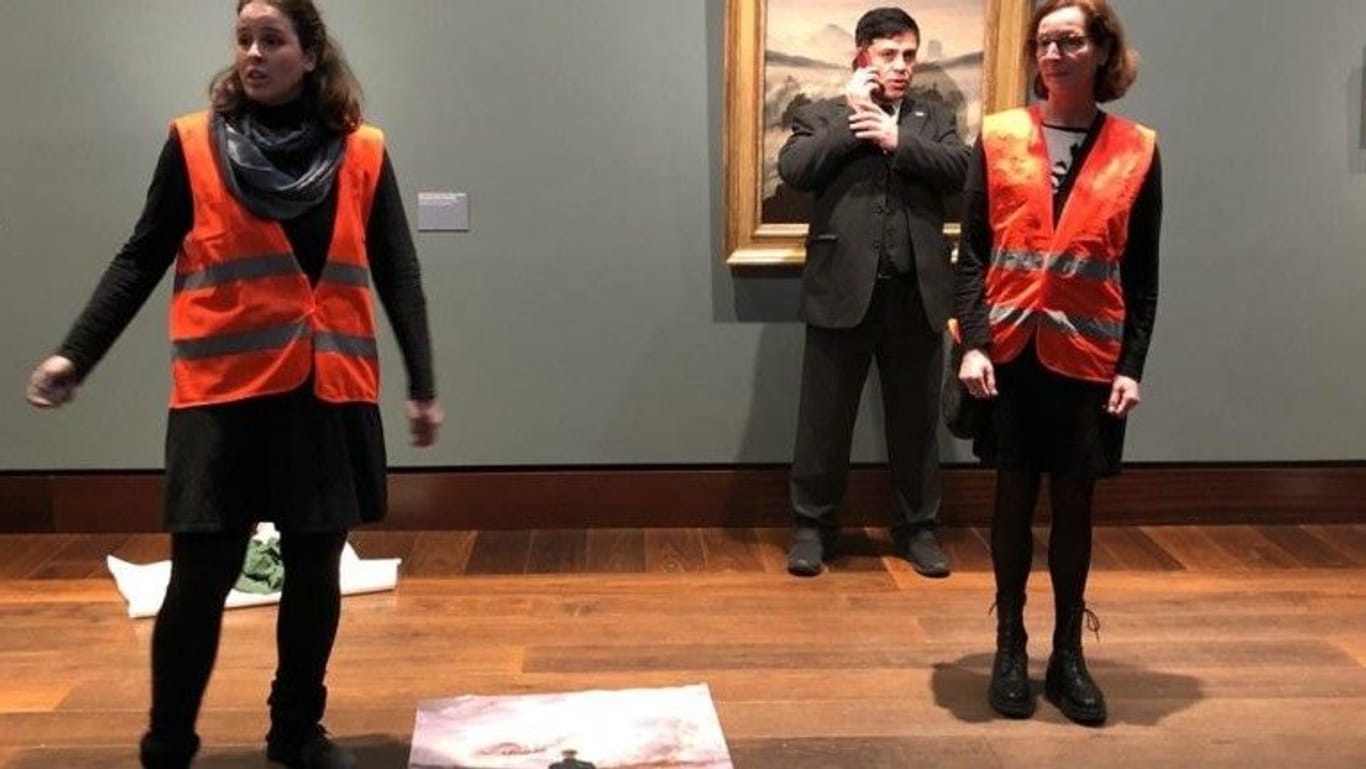 In der Kunsthalle Hamburg hat Eika Jacob (links) versucht, ein Bild von Caspar-David Friedrich zu überkleben.