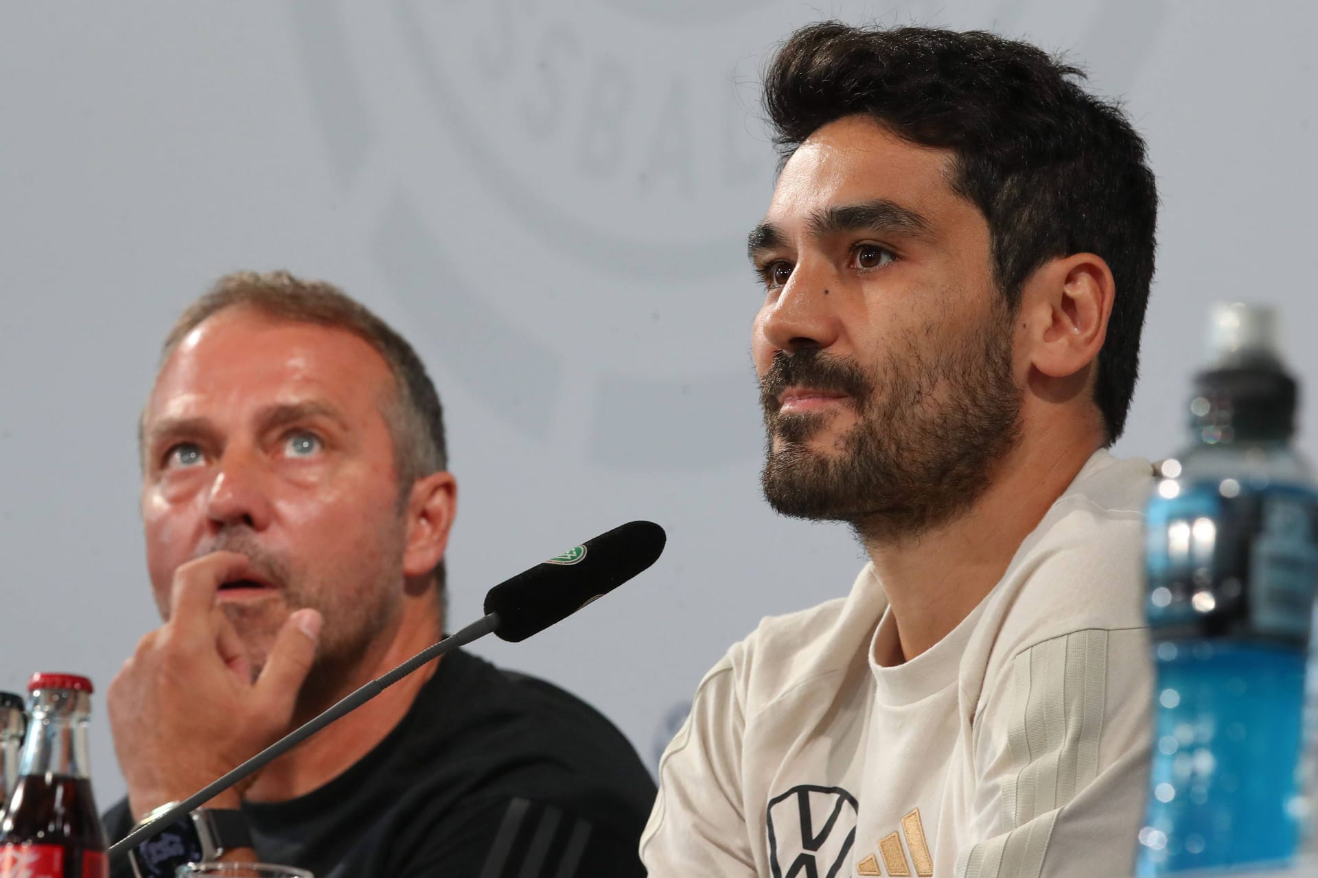 Hansi Flick (links) mit İlkay Gündoğan: Der DFB-Kapitän hat sich zur Entlassung des Trainers geäußert.