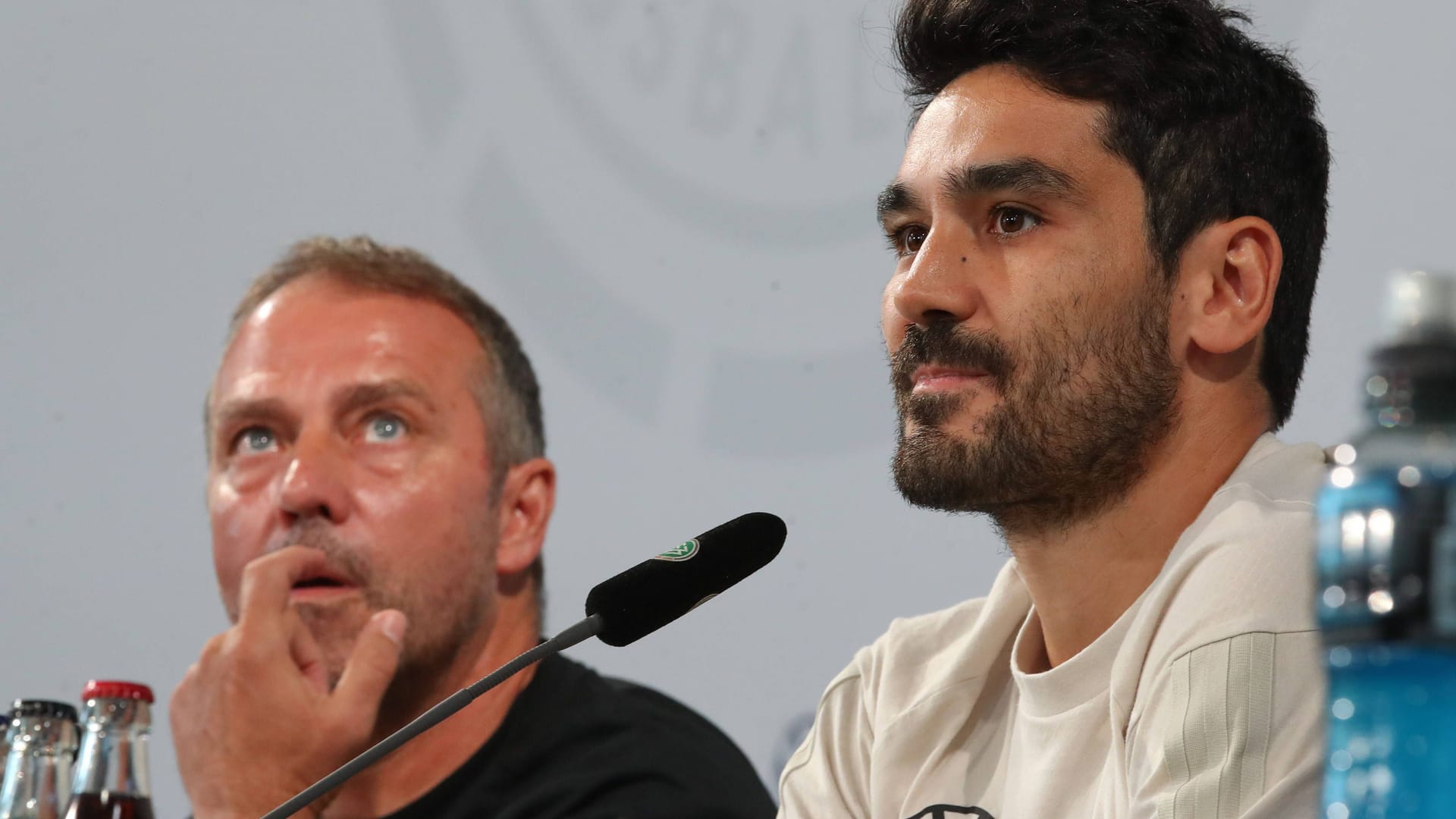Hansi Flick (links) mit İlkay Gündoğan: Der DFB-Kapitän hat sich zur Entlassung des Trainers geäußert. Hansi Flick (links) mit İlkay Gündoğan: Der DFB-Kapitän hat sich zur Entlassung des Trainers geäußert.
