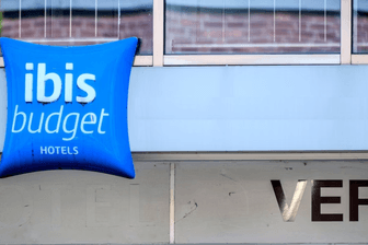 Ein Logo der "ibis budget Hotels" in NRW: In Dortmund herrschten in einem Hotel offenbar chaotische Zustände.