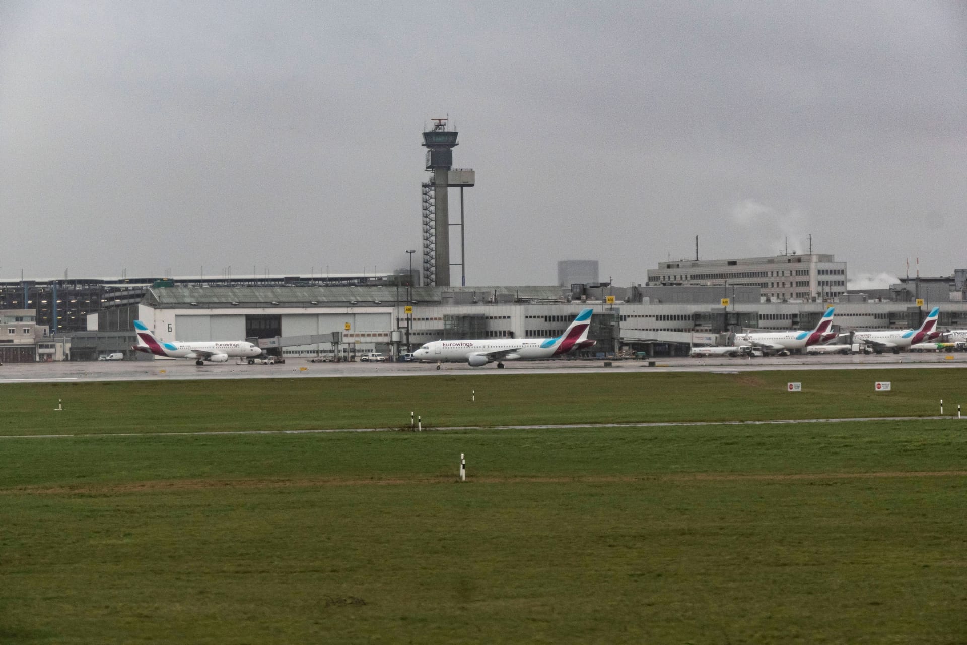 Der Flughafen in Düsseldorf (Archivbild): In der Nähe wurde am Donnerstag ein Blindgänger entdeckt.