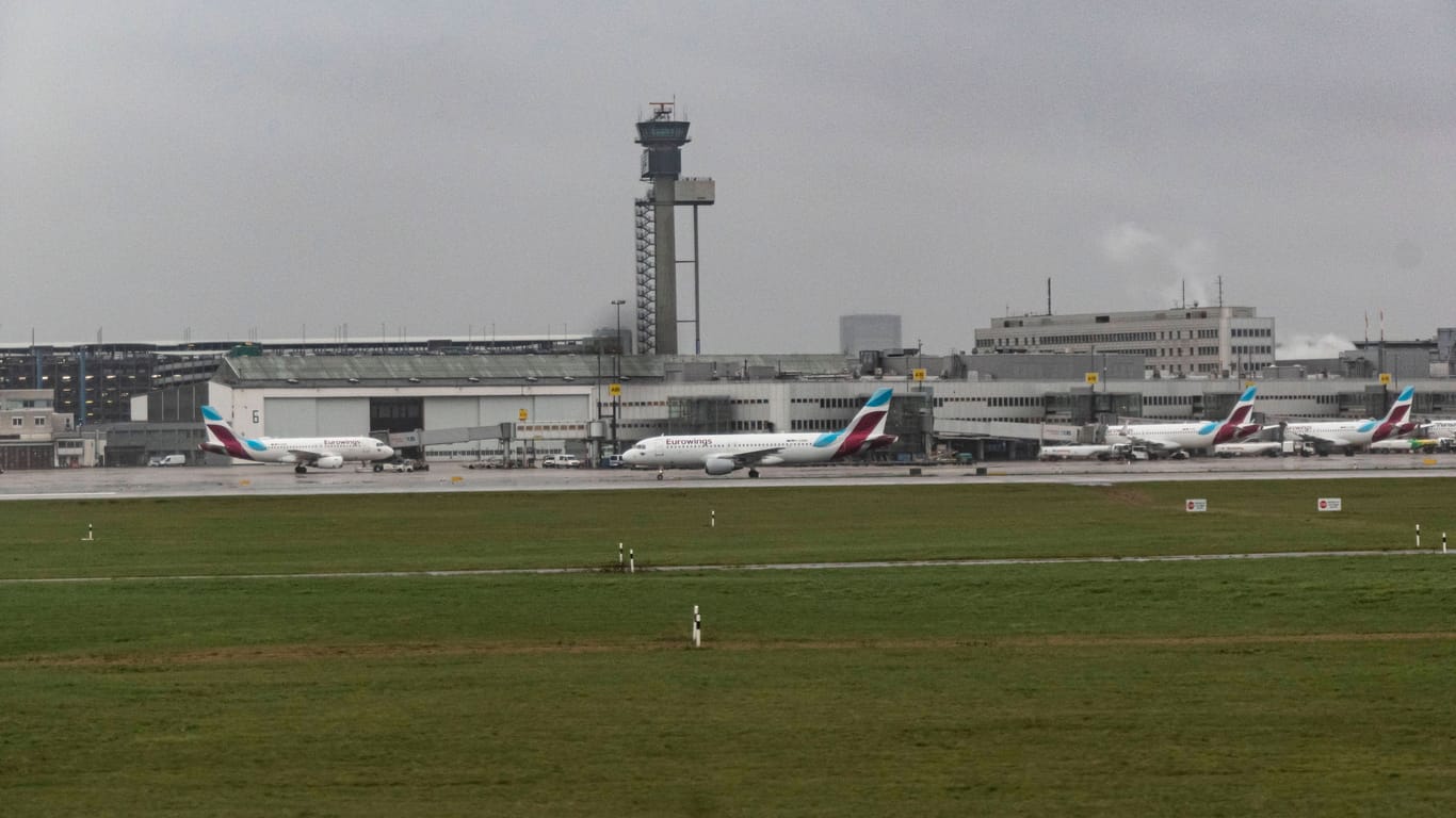 Der Flughafen in Düsseldorf (Archivbild): In der Nähe wurde am Donnerstag ein Blindgänger entdeckt.