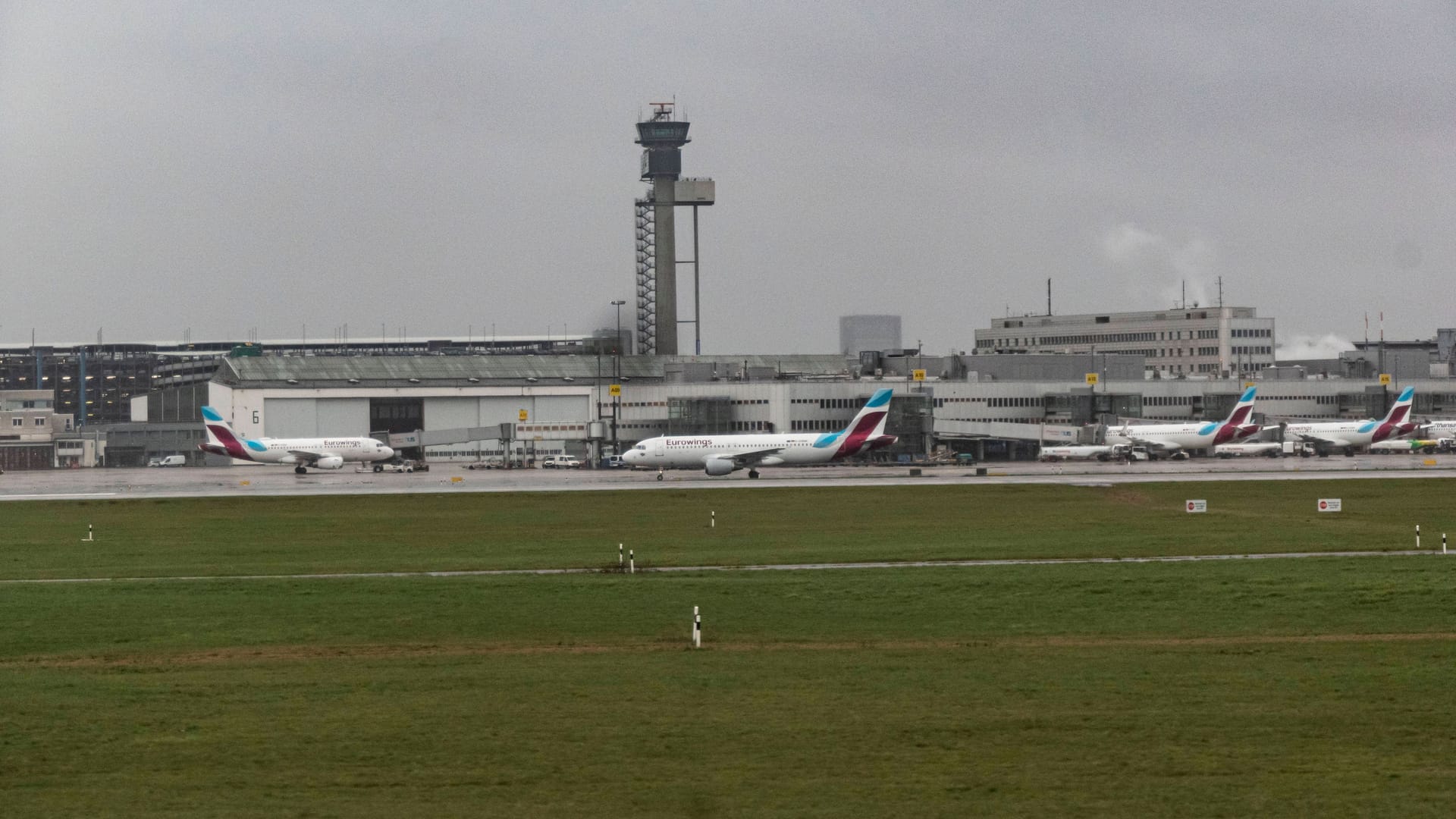 Der Flughafen in Düsseldorf (Archivbild): In der Nähe wurde am Donnerstag ein Blindgänger entdeckt. Der Flughafen in Düsseldorf (Archivbild): In der Nähe wurde am Donnerstag ein Blindgänger entdeckt.