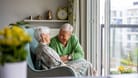 Glückliches älteres Paar: Wer ein lebenslanges Wohnrecht aufheben will, hat nicht viele Möglichkeiten.