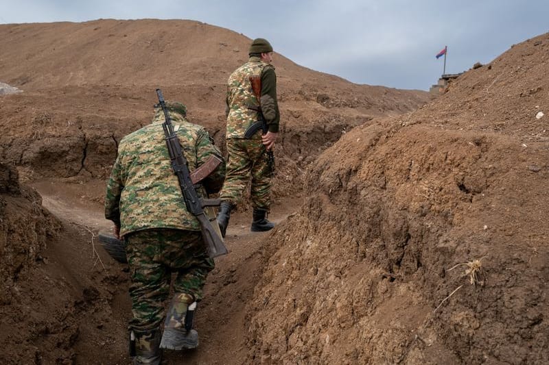 Zwei Soldaten gehen im Februar auf einem Militärposten an der Frontlinie im Latschin-Korridor entlang (Archivbild): Der Korridor ist nun versperrt.