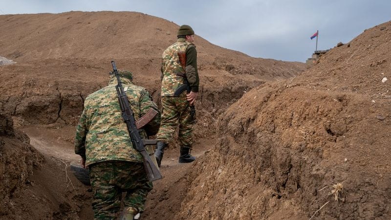 Zwei Soldaten gehen im Februar auf einem Militärposten an der Frontlinie im Latschin-Korridor entlang (Archivbild): Der Korridor ist nun versperrt.