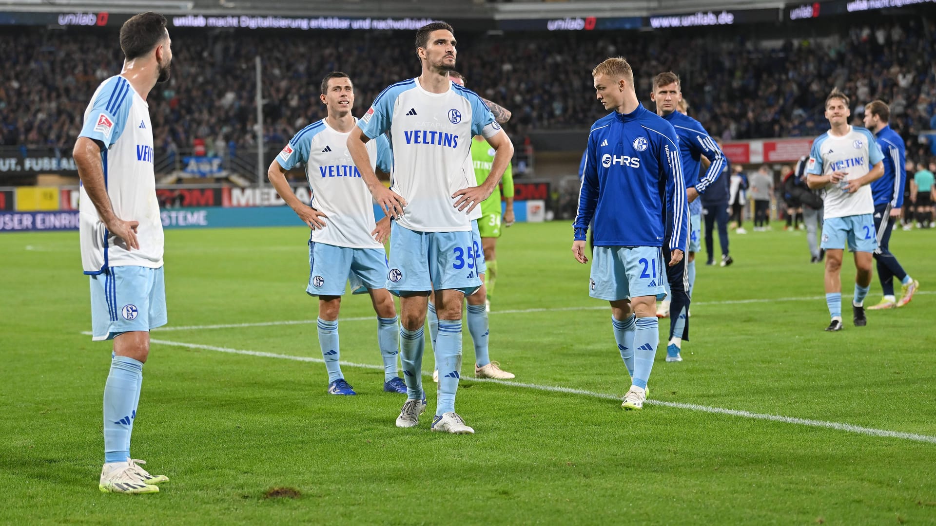 Schalkes Spieler nach der Niederlage in Paderborn vor der Fankurve.