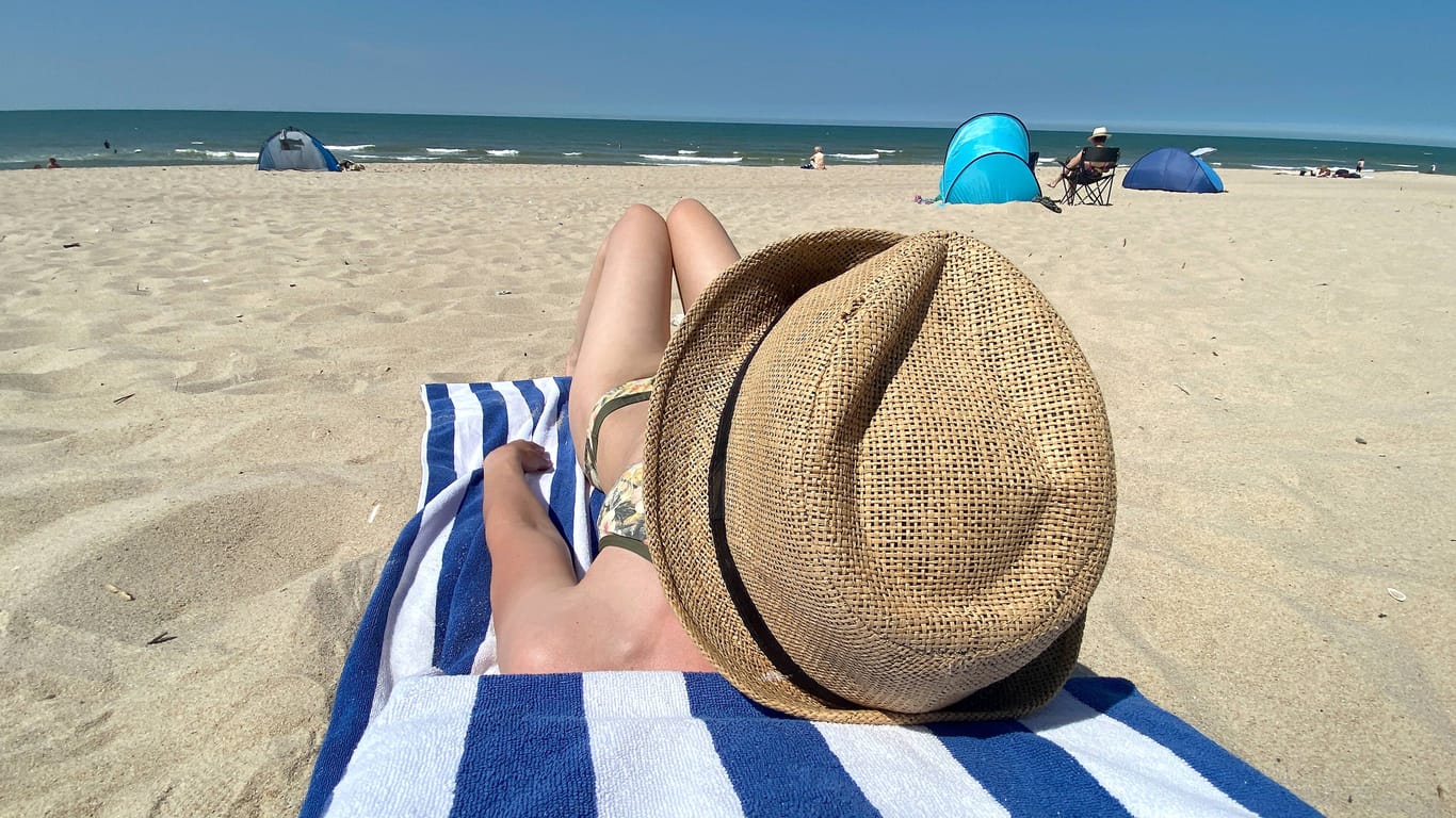 Urlauberin am Strand von Mallorca (Symbolbild).