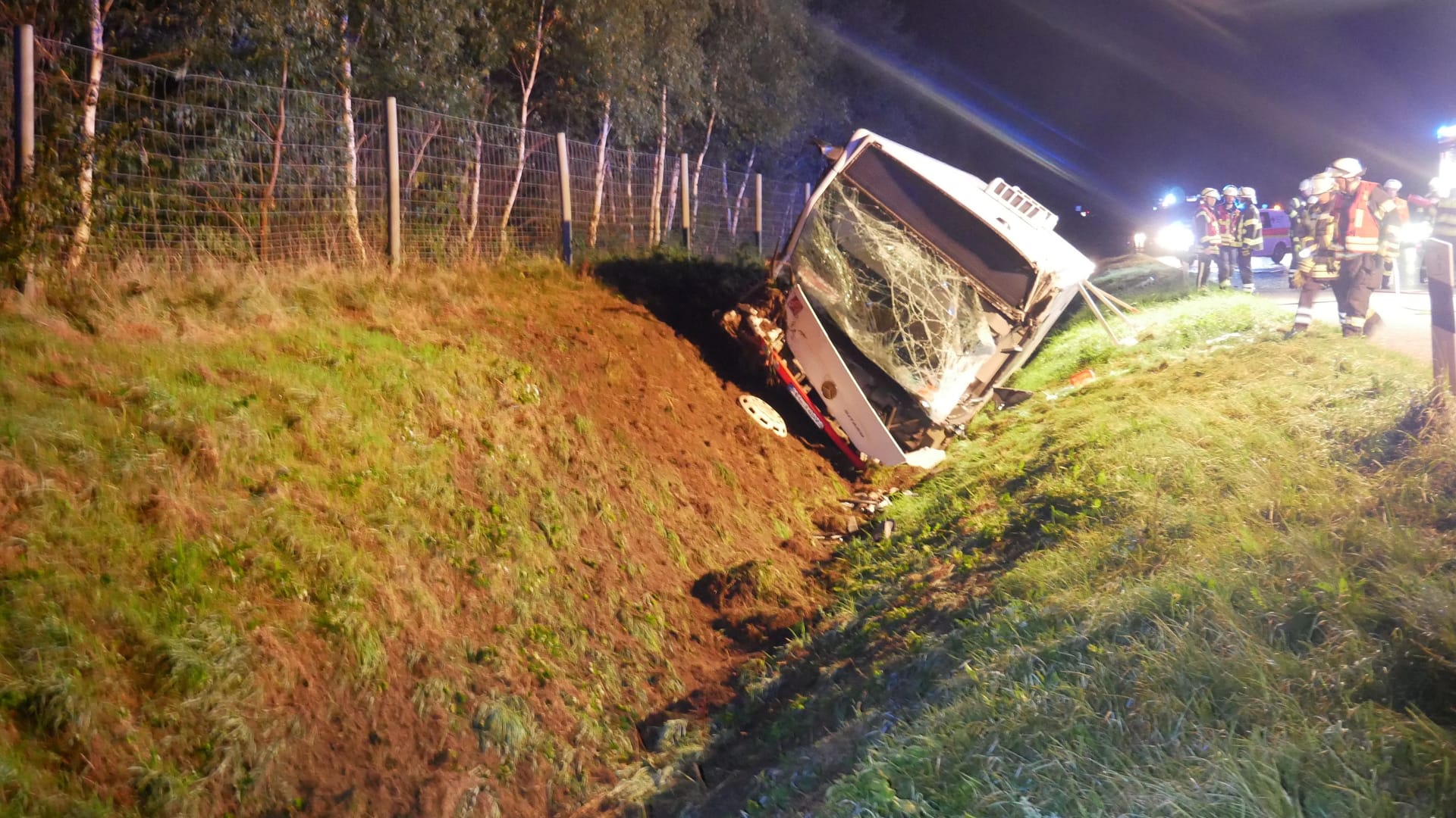 Zahlreiche Rettungskräfte waren vor Ort. Der schwer verletzte Fahrer musste aus dem Bus befreit werden.