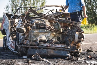 Die Überreste des ausgebrannten Trabants: Nach dem Frontalzusammenstoß auf der B2 ging der Trabant in Flammen auf.