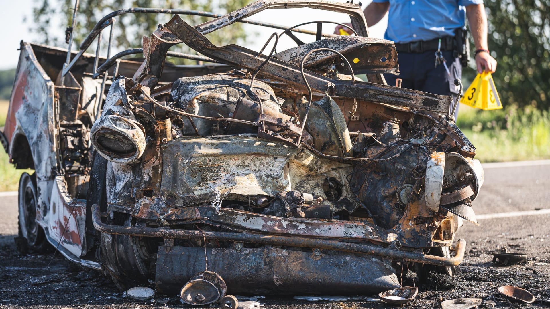 Die Überreste des ausgebrannten Trabants: Nach dem Frontalzusammenstoß auf der B2 ging der Trabant in Flammen auf. Die Überreste des ausgebrannten Trabants: Nach dem Frontalzusammenstoß auf der B2 ging der Trabant in Flammen auf.