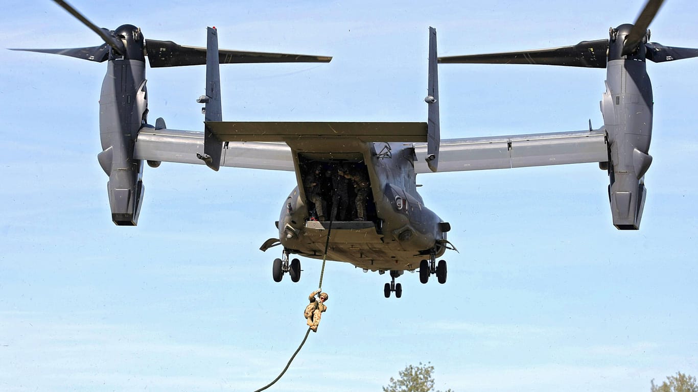 Soldaten seilen sich von einer V-22 Osprey ab (Archivbild).