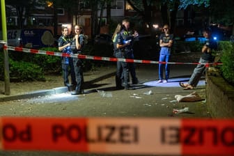 Tatort am Mümmelmannsberg: Polizeibeamte vernahmen in der Nacht Zeugen.
