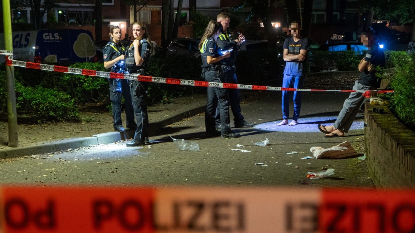 Tatort am Mümmelmannsberg: Polizeibeamte vernahmen in der Nacht Zeugen.