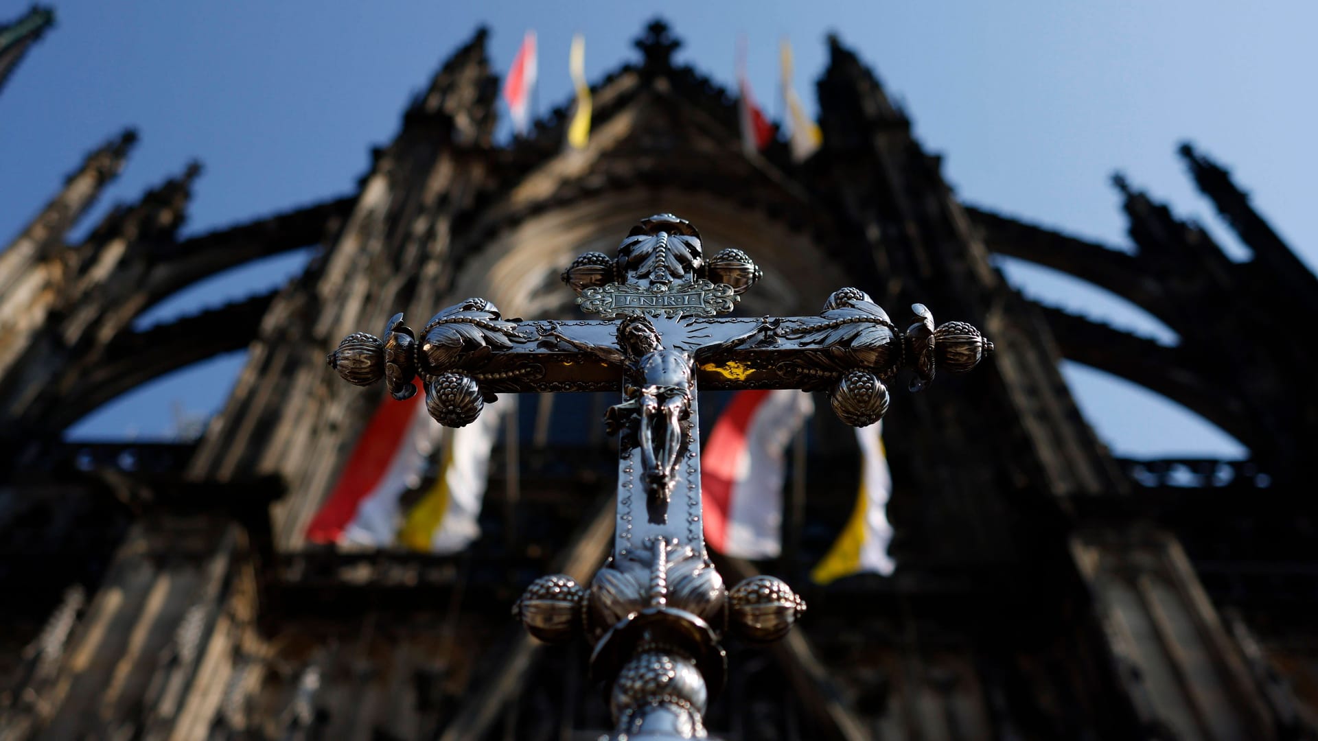 Ein Jesuskreuz mit der Inschrift INRI (Symbolbild): Das Kölner Erzbistum führt ein neues Corporate Design ein.