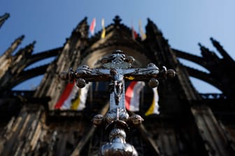 Ein Jesuskreuz mit der Inschrift INRI (Symbolbild): Das Kölner Erzbistum führt ein neues Corporate Design ein.