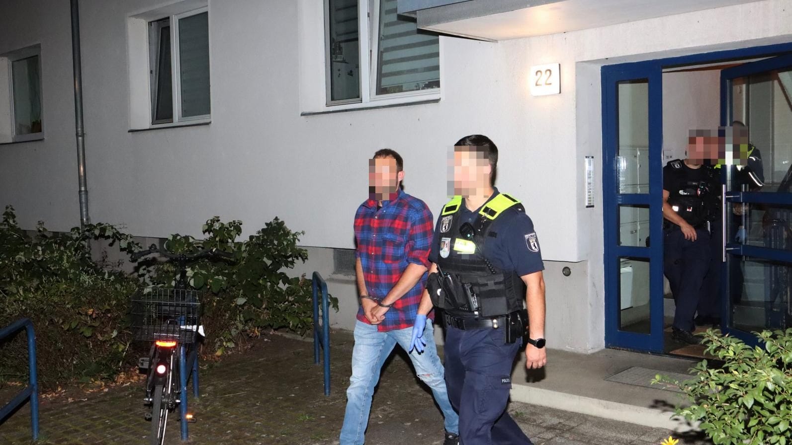 Berlin-Köpenick: 38-jähriger nach Bedrohung mit Schusswaffe von SEK überwältigt. Berlin-Köpenick: 38-jähriger nach Bedrohung mit Schusswaffe von SEK überwältigt.