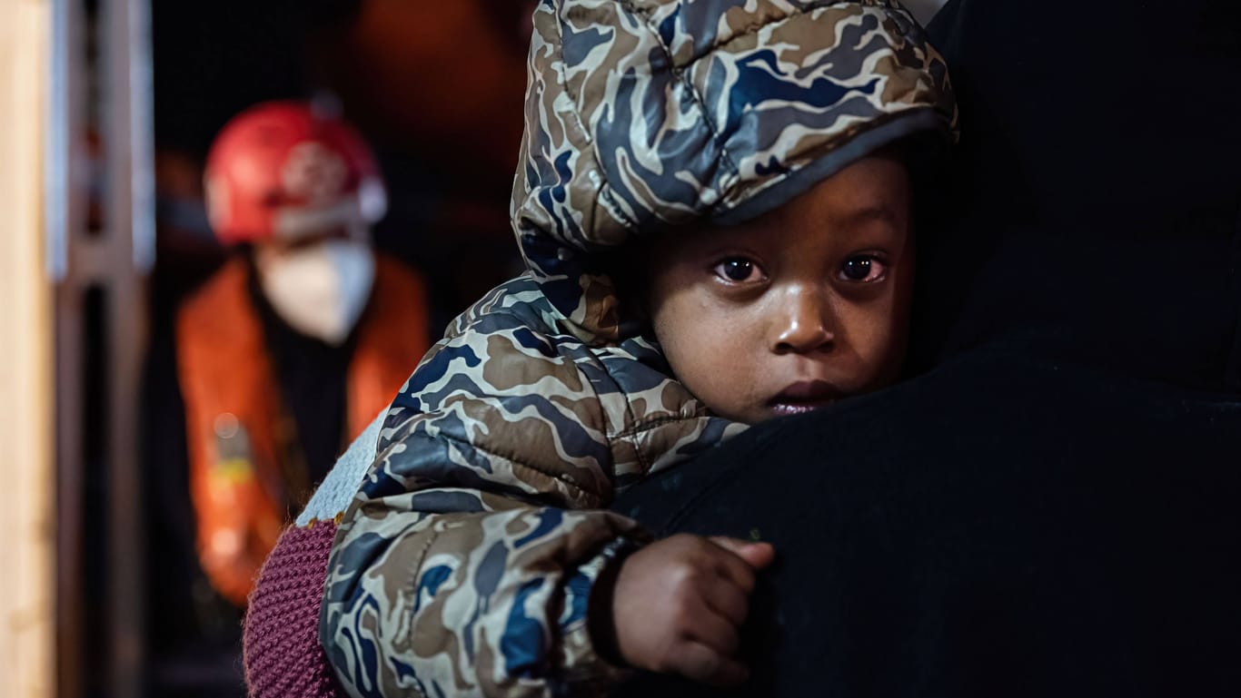 Ein geflüchtetes Kind bei der Ankunft in Italien (Symbolbild): Laut der Hilfsorganisation Save the Children kommen immer mehr Minderjährige allein im Land an.