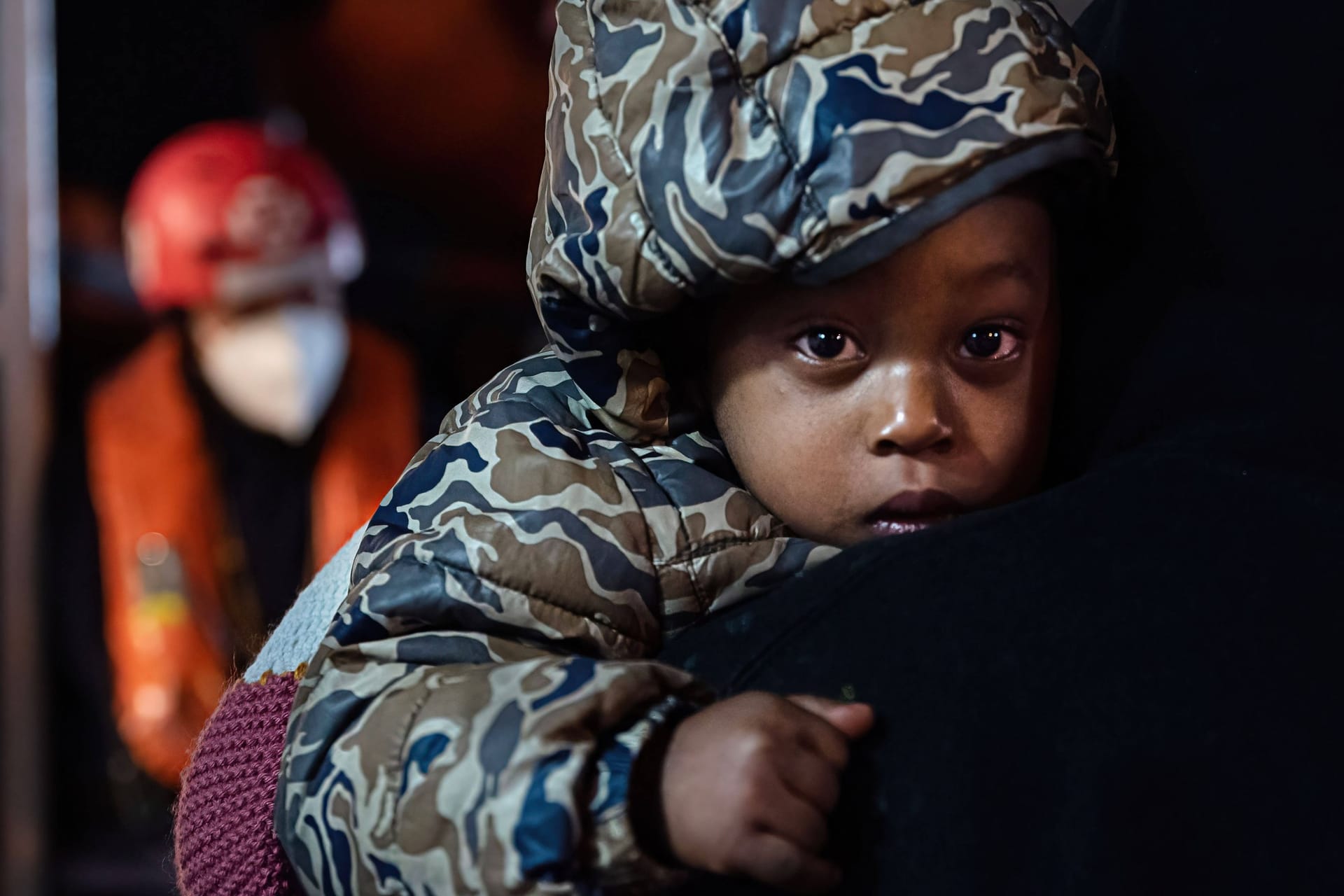 Ein geflüchtetes Kind bei der Ankunft in Italien (Symbolbild): Laut der Hilfsorganisation Save the Children kommen immer mehr Minderjährige allein im Land an.