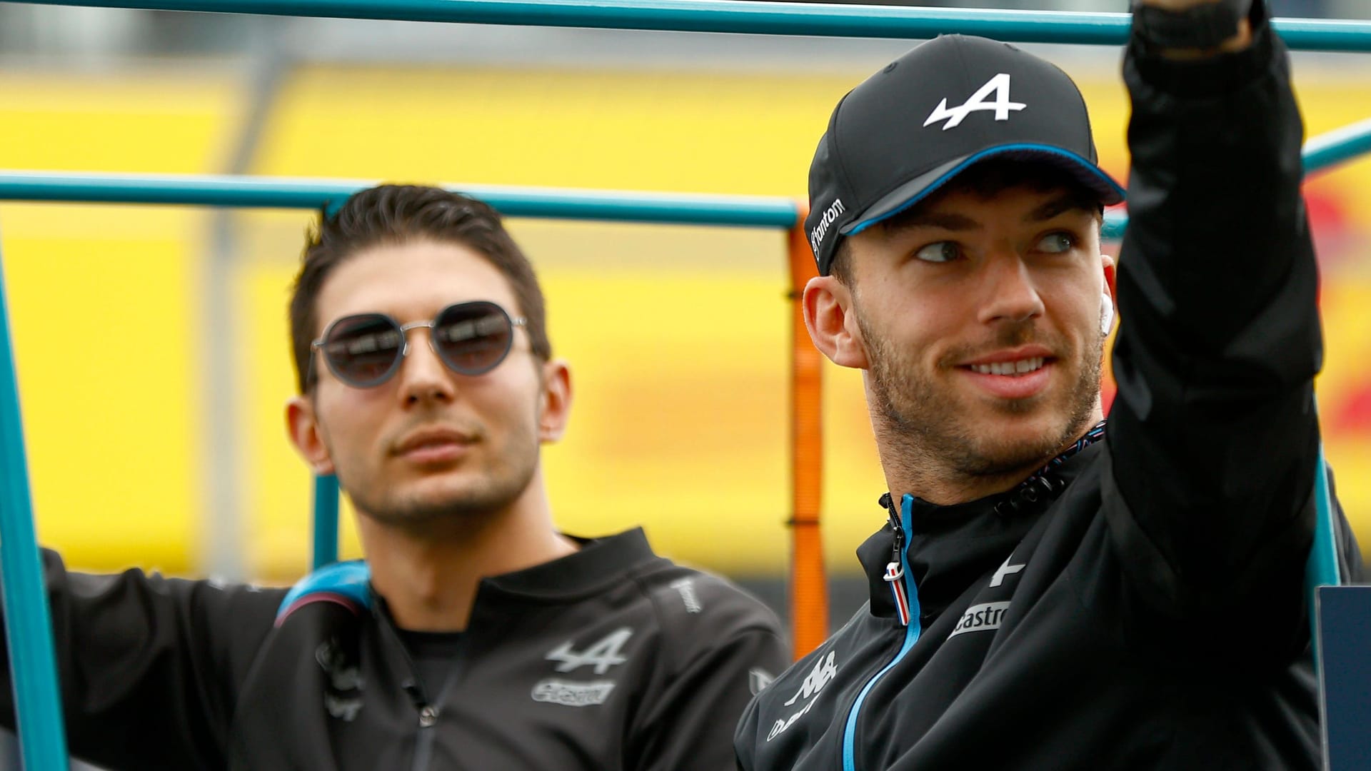 Esteban Ocon (links) und Pierre Gasly: Die beiden Teamkollegen sollen angeblich kein gutes Verhältnis zueinander haben.