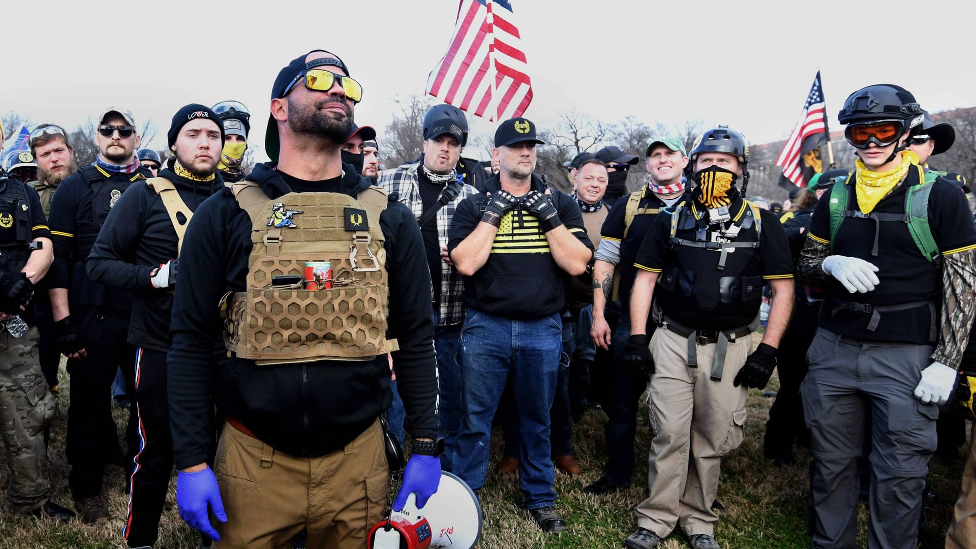 Enrique "Henry" Tarrio in den gelb-schwarzen Farben der "Proud Boys" bei einem Pro-Trump-Marsch im Dezember 2020: Für seine Rolle im Sturm auf das Kapitol einige Wochen später, wurde er nun verurteilt.