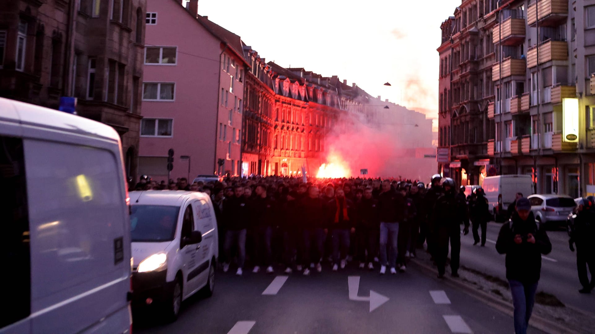 Schon die Anreise war bei Derbys in der Vergangenheit heikel (Archivbild): Hier ziehen Clubfans unter Polizeibegleitung durch Fürth.