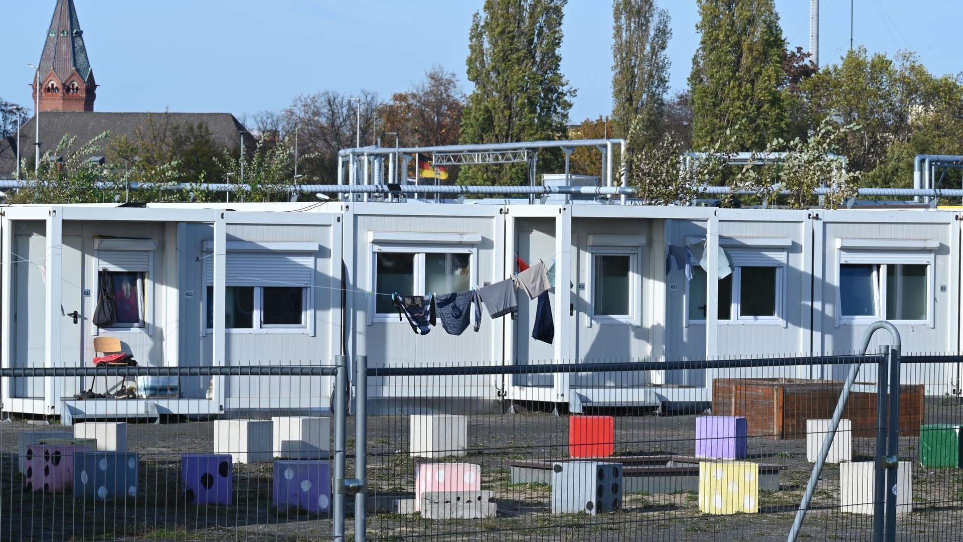 Berlin: Die Container am Columbiadamm auf dem Tempelhofer Feld sind Unterkünfte für Geflüchtete. Der Bedarf an Unterbringungsmöglichkeiten in Berlin nimmt weiter zu.