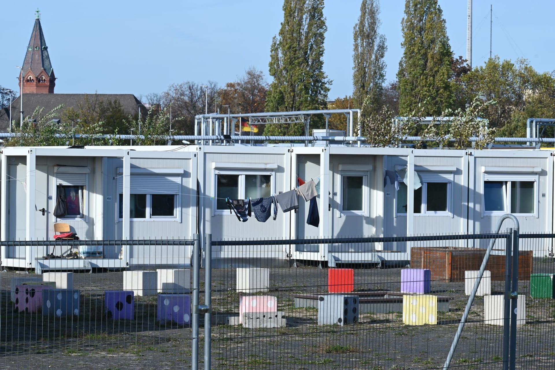 Berlin: Die Container am Columbiadamm auf dem Tempelhofer Feld sind Unterkünfte für Geflüchtete. Der Bedarf an Unterbringungsmöglichkeiten in Berlin nimmt weiter zu.