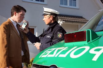 Alkoholkontrolle bei einem Autofahrer (Symbolfoto): Der Test fiel laut Polizei "deutlich positiv" aus.