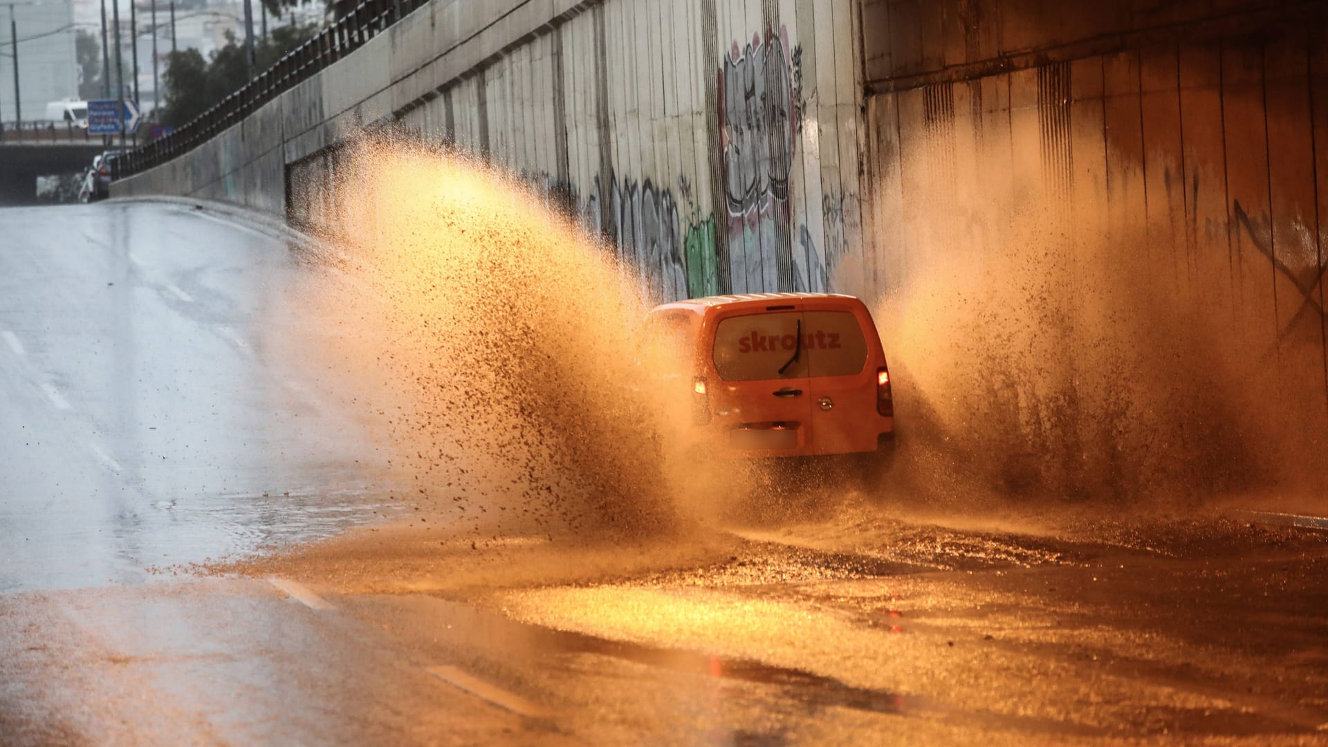 Transporter fährt durch eine von Regen überflutete Straße (Symbolfoto): Der Herbst bringt in Europa wieder starke Schauer mit sich.