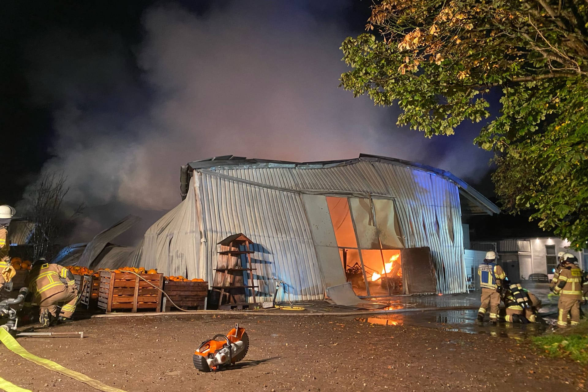 Feuerwehreinsatz auf dem beliebten Frechener Hof: Die Löscharbeiten gingen bis in den späten Abend.