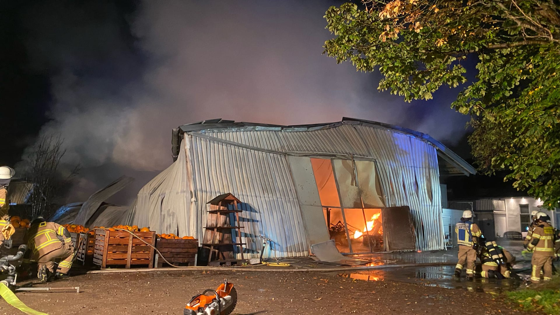 Feuerwehreinsatz auf dem beliebten Frechener Hof: Die Löscharbeiten gingen bis in den späten Abend.