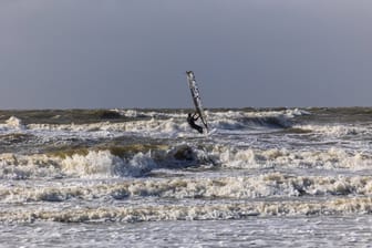 Surfer in den Wellen der Nordsee vor St. Peter-Ording (Symbolbild): Die Frau versuchte noch, an Land zu schwimmen.