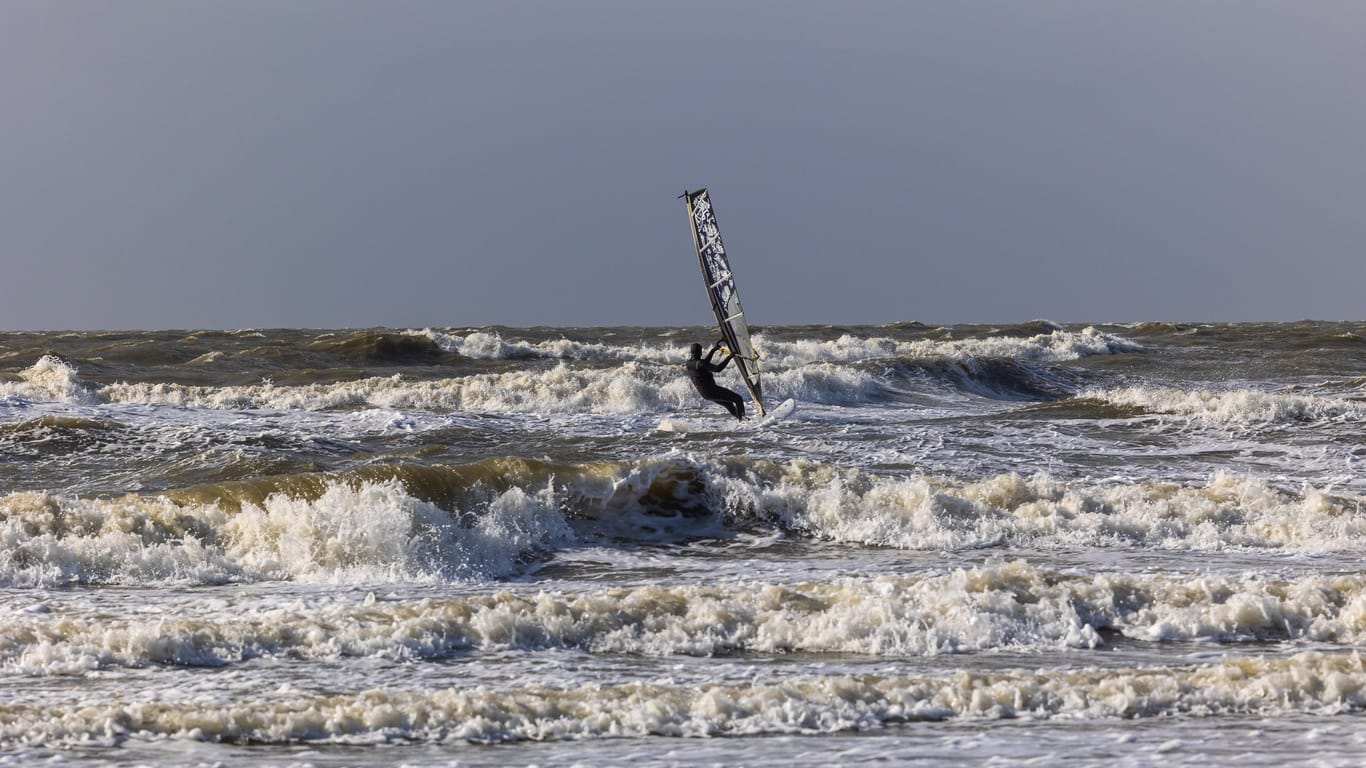 Surfer in den Wellen der Nordsee vor St. Peter-Ording (Symbolbild): Die Frau versuchte noch, an Land zu schwimmen.