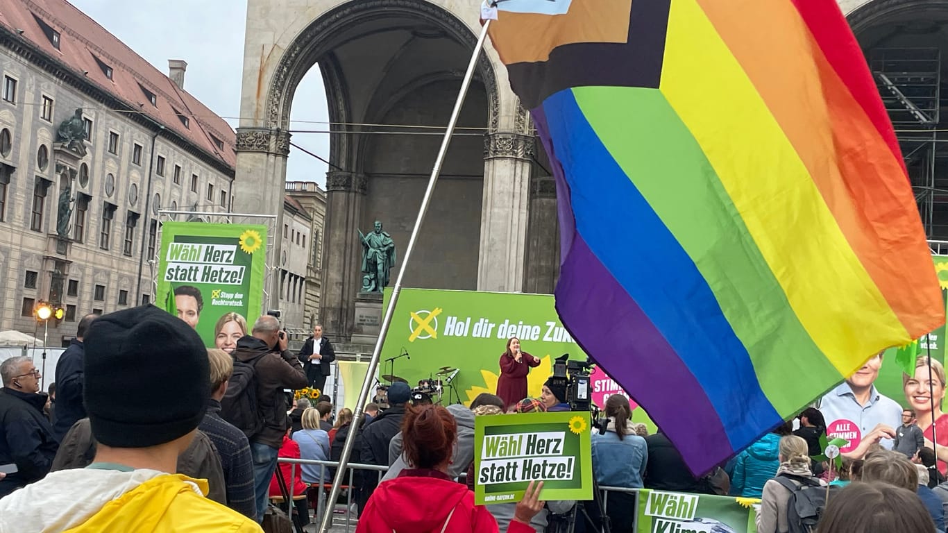 Wahlkampf in München: Im Laufe des Abends versammeln sich immer mehr Grünen-Anhänger auf dem Odeonsplatz.