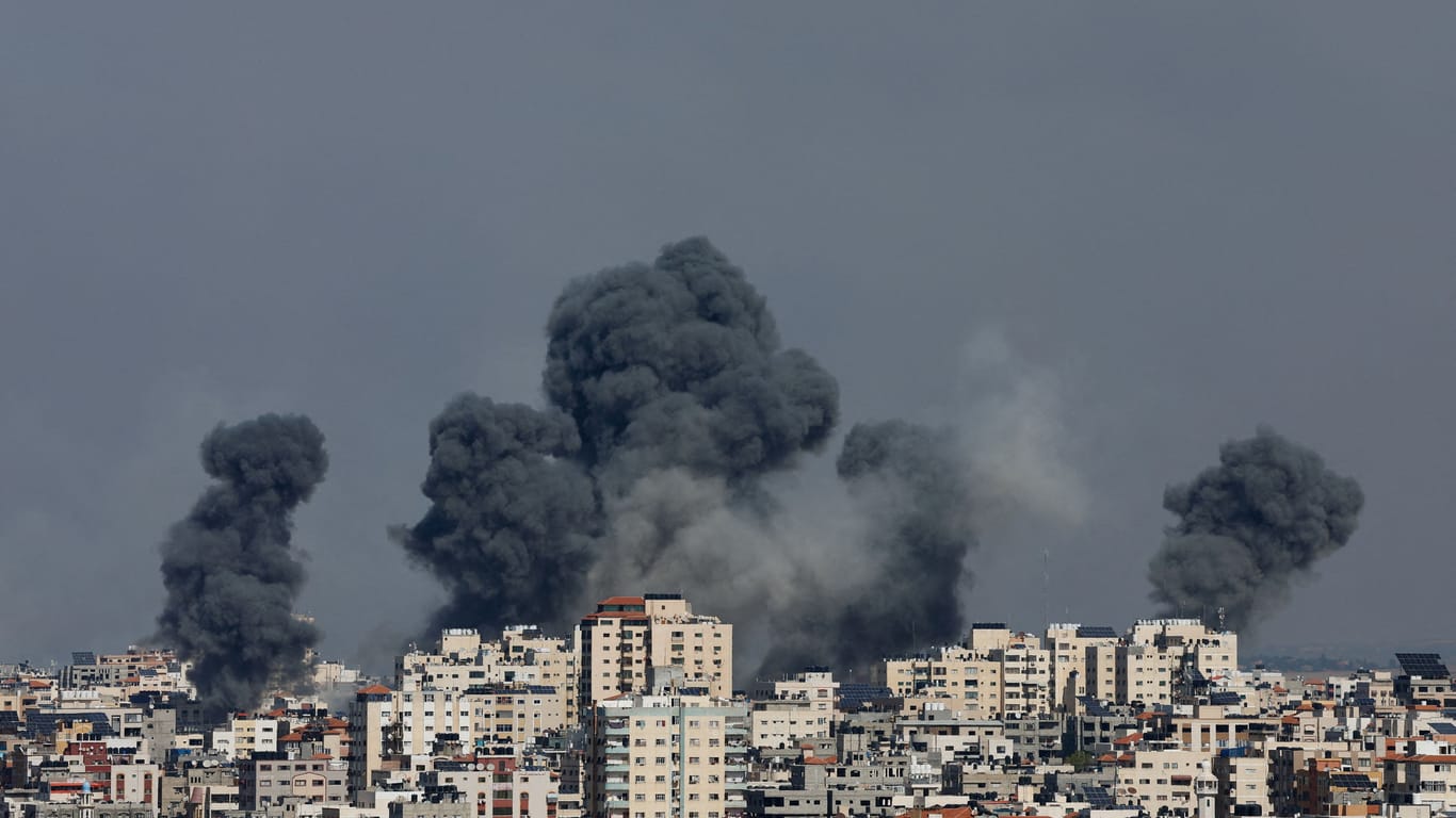 Rauch steigt aus dem Gazastreifen auf: Israel hatte das palästinensische Gebiet mit Raketen angegriffen.