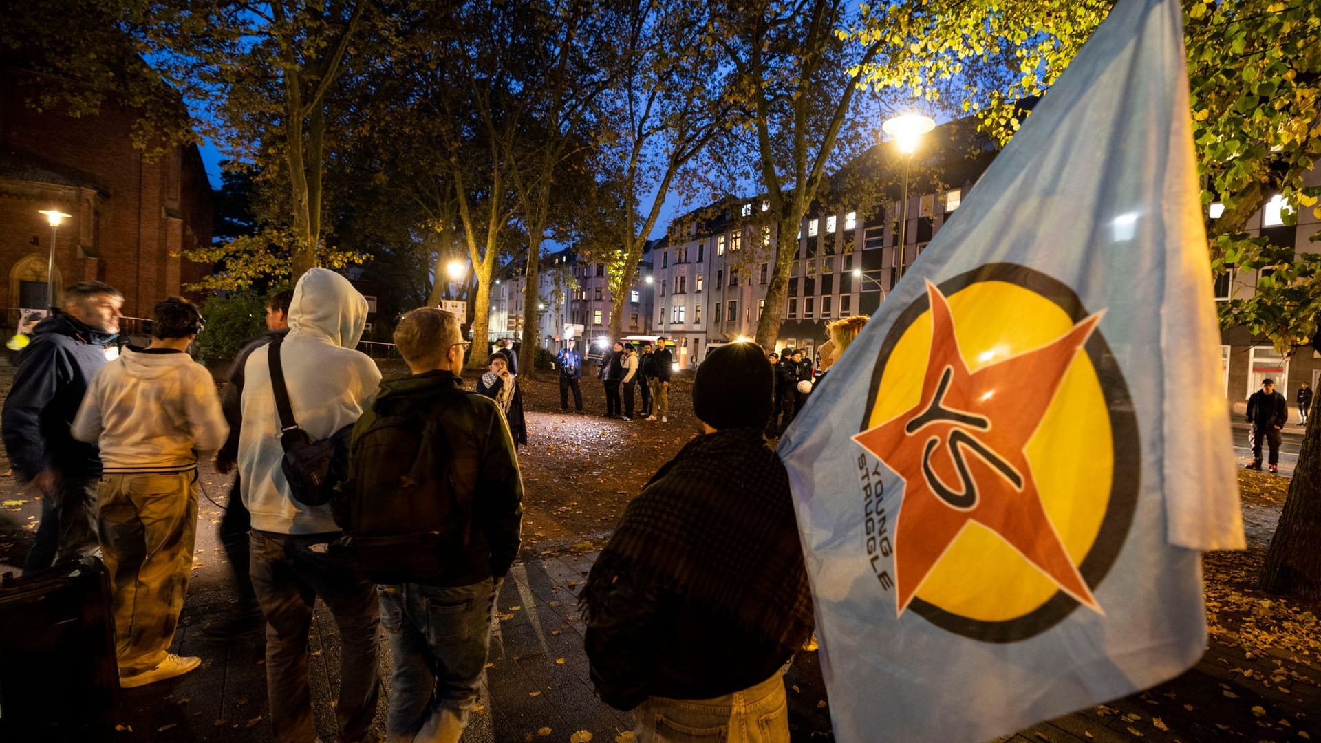 Wenige Teilnehmer bei der "Solidarität mit Samidoun"-Demo am Abend in Duisburg. Wenige Teilnehmer bei der "Solidarität mit Samidoun"-Demo am Abend in Duisburg.