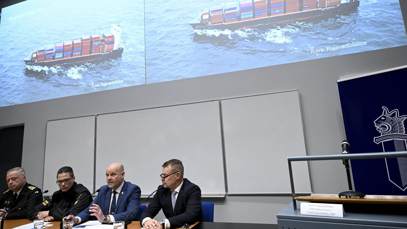Finnische Ermittler sprechen bei einer Pressekonferenz: Nach dem Pipelineschaden in der Ostsee wurde mittlerweile ein Anker sichergestellt.