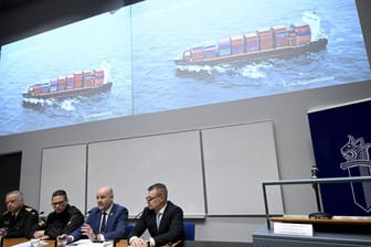 Finnische Ermittler sprechen bei einer Pressekonferenz: Nach dem Pipelineschaden in der Ostsee wurde mittlerweile ein Anker sichergestellt.
