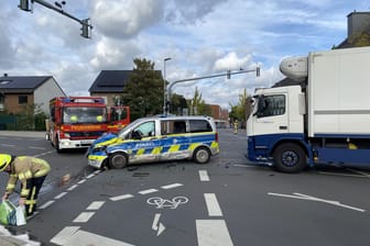 Unfallstelle auf der Rathausstraße in Pulheim: Die zwei Polizeibeamten kamen in eine Klinik.