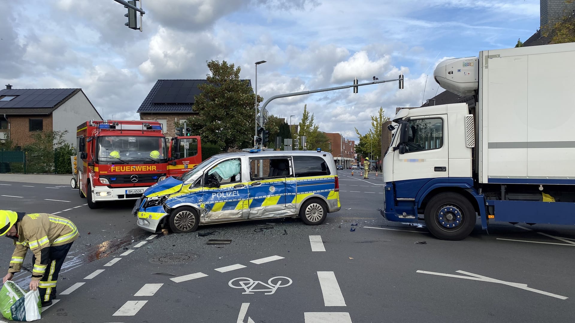 Unfallstelle auf der Rathausstraße in Pulheim: Die zwei Polizeibeamten kamen in eine Klinik.