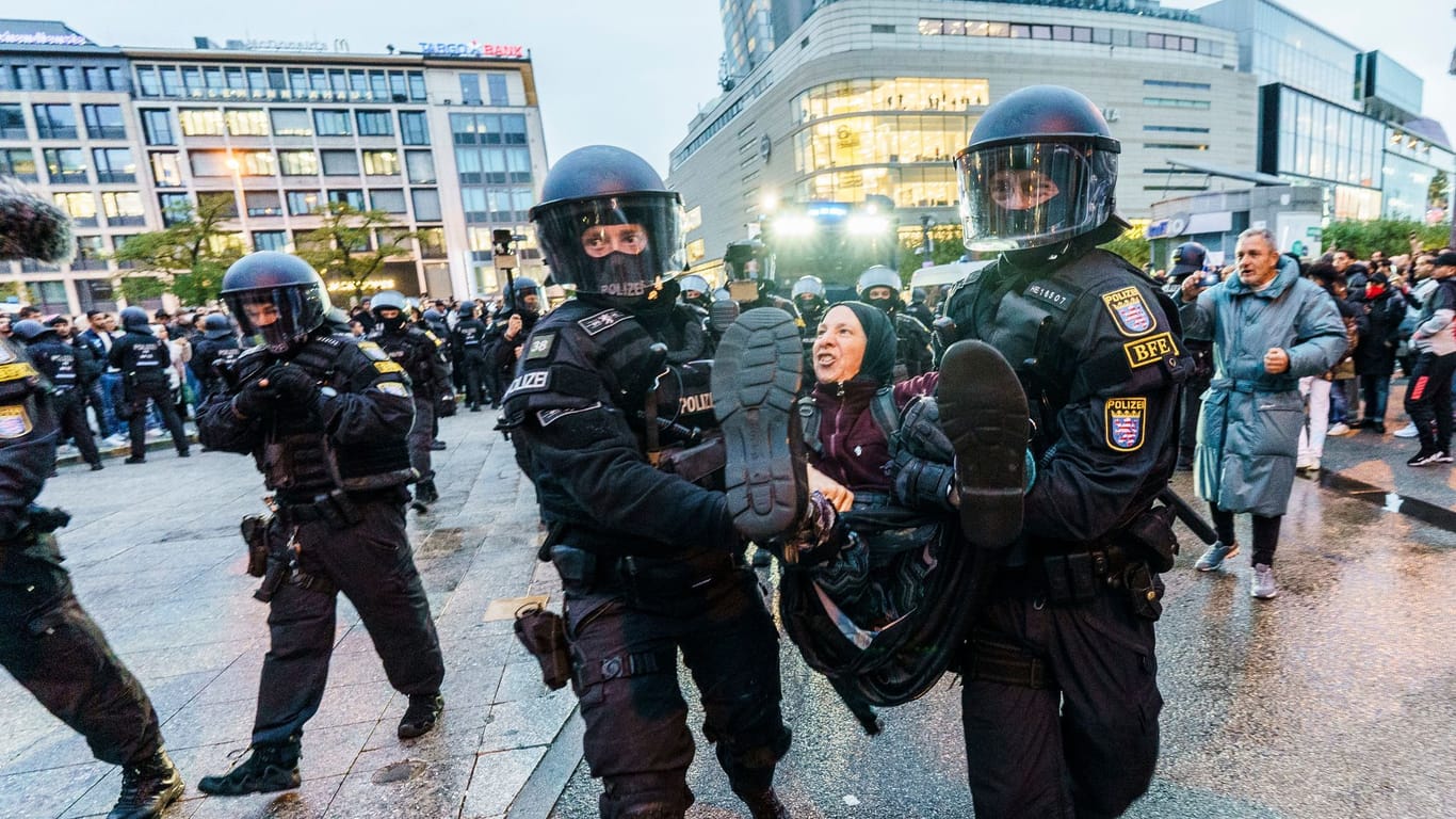 Eine Teilnehmerin einer Pro-Palästina-Demonstration wird von der Polizei weggetragen.