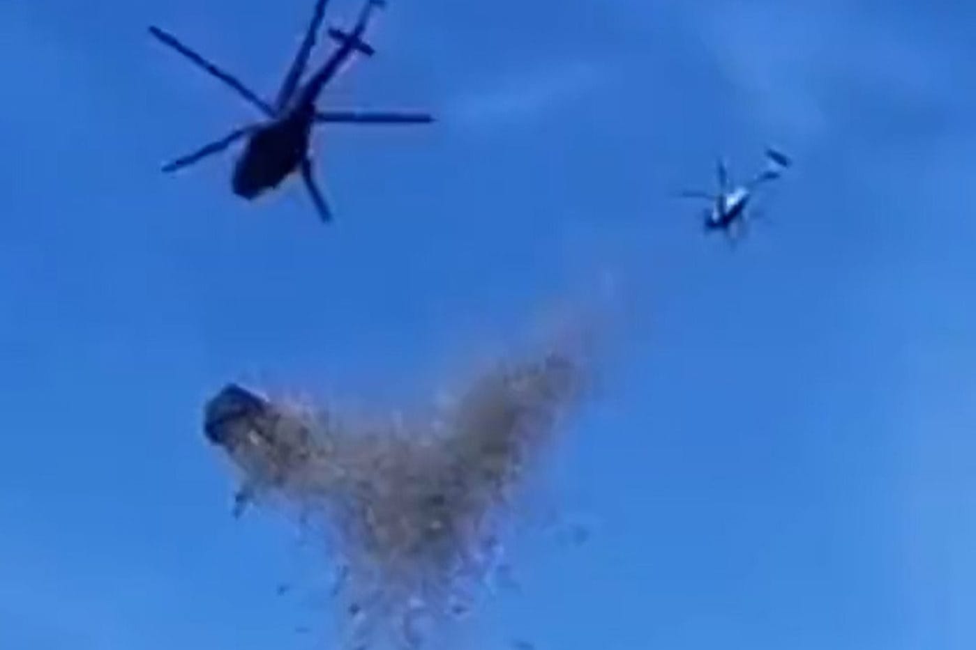 Helikopter wirft Geld ab.