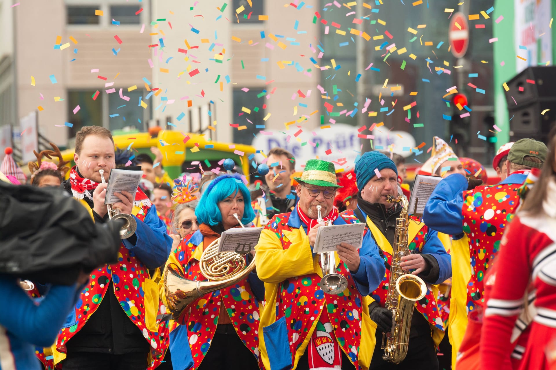 Fußgruppen am Rosenmontag: Vielen kleinen Veedelszügen fehlt es an Geld.