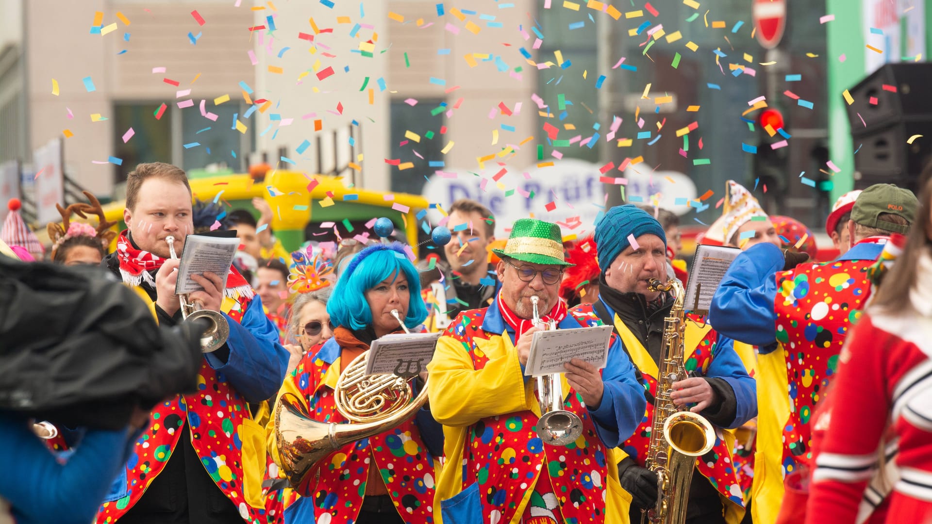 Fußgruppen am Rosenmontag: Vielen kleinen Veedelszügen fehlt es an Geld.