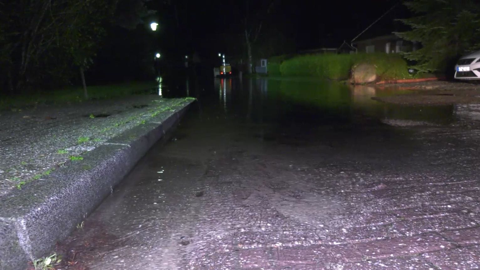 Vollgelaufene Straße im Landkreis Aurich: Die Wassermassen führten zu teilweisen Sperrungen vieler Wege.