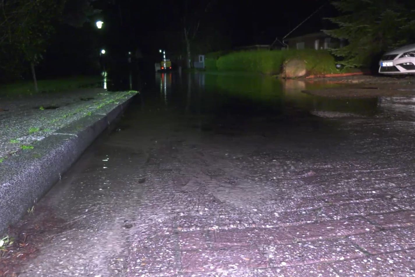 Vollgelaufene Straße im Landkreis Aurich: Die Wassermassen führten zu teilweisen Sperrungen vieler Wege.